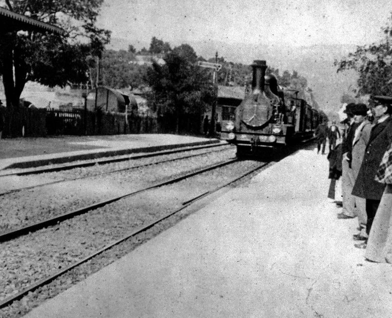 A train approaches a platform