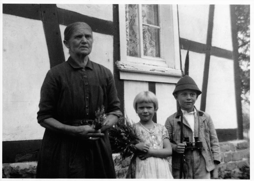 Stockhausen with sister Kati and grandmother on a farm in Engelsbruch,  April 1937 © Archive Stockhausen-Stiftung für Musik, Kürten 